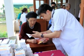 Các bác sỹ tình nguyện cấp thuốc miễn phí cho các bệnh nhân. (Ảnh: An Đăng/TTXVN)