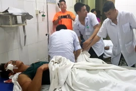 Các nạn nhân được cấp cứu tại bệnh vện. (Ảnh: Văn Đức/TTXVN)