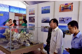 Khách tham quan khu trưng bầy hiện vật, tranh ảnh về biển đảo. (Ảnh: Thanh Hà/TTXVN)