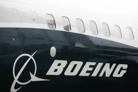 Logo của Tập đoàn Boeing trên máy bay Boeing 737 MAX 9. (Nguồn: AFP/TTXVN)