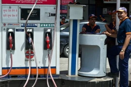 Cửa hàng bán xăng dầu ở New Delhi, Ấn Độ. (Nguồn: EPA/TTXVN)
