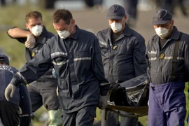 Quân ly khai đưa thi thể nạn nhân MH17 rời hiện trường ở Đông Ukraine