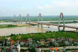 Lùi thời gian thông xe cầu Nhật Tân đến tháng 1/2015
