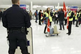 Nhân viên hàng không đình công, nhiều chuyến bay ở Paris bị chậm