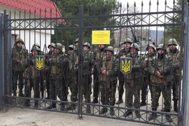 Căn cứ bộ binh Ukraine ở Crimea bị hàng trăm tay súng vây chặt