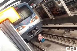 Thai phụ thoát chết thần kỳ ngay trước mũi tàu ở Trung Quốc