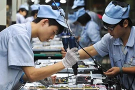 Công nhân Trung Quốc làm việc trong một nhà máy. (Nguồn: EPA)