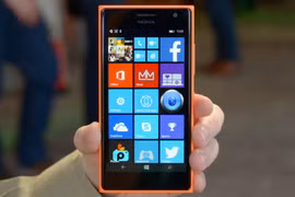Microsoft thách thức các đối thủ với smartphone cao cấp giá thấp