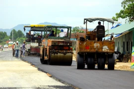 Hà Tĩnh: Nổ mìn phá đá làm đường, hàng chục nhà dân bị nứt, hỏng