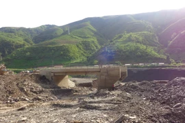 Lũ quét, sạt lở đất khiến Quốc lộ 12 qua Lai Châu bị '"cắt đôi"