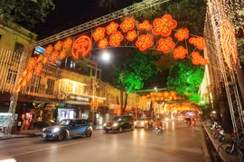 Những người "quên" Tết để cho Thủ đô luôn bừng sáng 