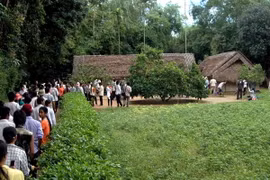 Thanh thiếu niên Việt Kiều xúc động, thành kính về thăm quê Bác