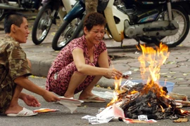 Rằm tháng Bảy: Đừng để "Đốt tiền giả, cháy tiền thật"