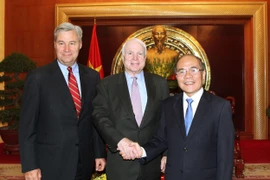 Ông John McCain ủng hộ bỏ cấm bán vũ khí sát thương cho Việt Nam