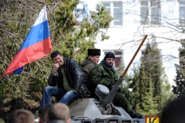 Crimea: Cờ Nga tung bay trên hầu hết doanh trại Ukraine