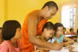 Họp mặt các vị sư sãi, người có uy tín trong đồng bào Khmer