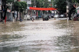 Ngập thành phố Lạng Sơn, nhiều người dân "cố thủ" trên mái nhà