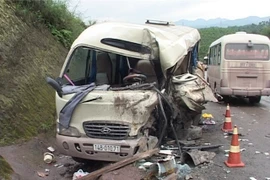 Xe khách đối đầu xe tải trên đèo, 9 người thương vong 