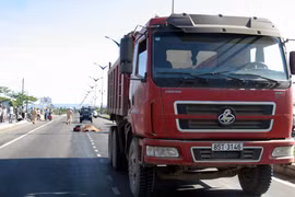 Qua đường đang thi công, một học sinh bị xe tải cán chết