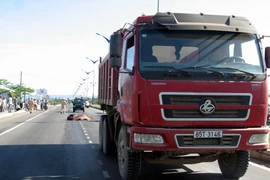 Qua đường đang thi công, một học sinh bị xe tải cán chết