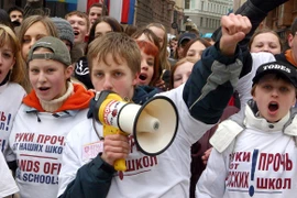 Học sinh các trường dạy tiếng Nga ở Latvia biểu tình phản đổi chính sách hạn chế tiếng Nga ở nước này. (Nguồn: AFP)