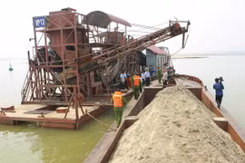 Nạn khai thác cát trái phép vẫn diễn ra tại Hà Nội và Lào Cai