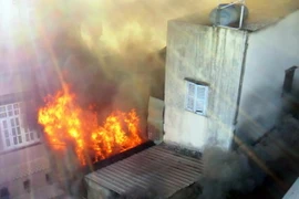 TP. HCM: Cháy lớn trong hẻm, hàng chục thùng sơn phát nổ