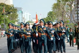 Khối lực lượng vũ trang diễu binh qua phố đi bộ trên đường Nguyễn Huệ (quận 1, TP. Hồ Chí Minh). Ảnh: TTXVN)