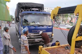 Xe tải cuốn xe máy vào gầm, một người tử vong tại chỗ