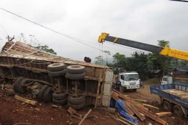 Xe tải chở gỗ bị lật gây ùn tắc giao thông trên Quốc lộ 14