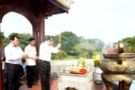 Dâng hương tưởng niệm các anh hùng liệt sỹ tại Quảng Trị