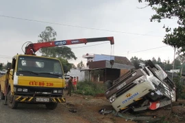 Xe khách giường nằm lật giữa quốc lộ khiến 7 người bị thương