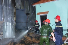 Cháy rụi nhà kho chứa chỉ xơ dừa rộng hơn 500m2 tại Bến Tre