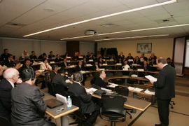 Phó Chủ tịch Quốc hội trao đổi với các giáo sư Đại học Harvard