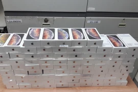 Một lô hàng iPhone bị thu giữ. (Ảnh: Anh Tuấn/TTXVN)