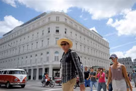 Khách du lịch tại La Habana, Cuba. (Ảnh: AFP/ TTXVN)
