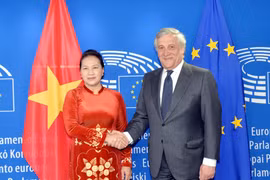 Chủ tịch Nghị viện châu Âu Antonio Tajani đón Chủ tịch Quốc hội Nguyễn Thị Kim Ngân. (Ảnh: Trọng Đức/TTXVN)