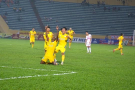 Pha ăn mừng bàn thắng của các cầu thủ Sanna Khánh Hòa. (Ảnh: Công Luật/TTXVN)