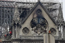 Phần mái nhà thờ Đức Bà ở Paris bị hư hỏng sau vụ cháy ngày 16/4/2019. (Ảnh: AFP/TTXVN)
