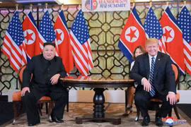 Tổng thống Mỹ Donald Trump (phải) và nhà lãnh đạo Triều Tiên Kim Jong-un (trái) tại cuộc gặp ở Hà Nội ngày 28/2/2019. (Ảnh: AFP/TTXVN)