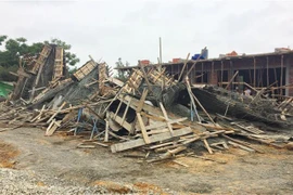 Hiện trường một vụ sập giàn giáo. (Ảnh: Hồ Cầu/TTXVN)