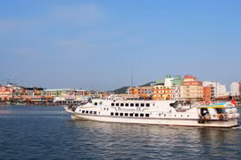 Tàu du lịch đưa du khách từ thành phố Hà Tiên ra tham quan Khu du lịch Quần đảo Hải Tặc (xã đảo Tiên Hải). (Ảnh: Hồng Đạt/TTXVN)