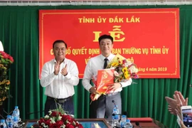 Bí thư Tỉnh ủy Đắk Lắk Ê Ban Y Phu (trái) trao Quyết định của Ban thường vụ Tỉnh ủy chỉ định bổ sung ông Từ Thái Giang giữ chức Bí Thư Thành ủy Buôn Ma Thuột, nhiệm kỳ 2015-2020. (Ảnh: Phạm Cường/TTXVN)