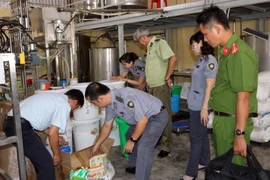 Đoàn kiểm tra liên ngành về an toàn thực phẩm tỉnh Bến Tre niêm phong các bao bì chứa các chất phụ gia không rõ nguồn gốc. (Ảnh: Trần Thị Thu Hiền/TTXVN)