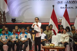 Tổng thống Indonesia Joko Widodo (giữa) trong chiến dịch vận động tranh cử Tổng thống ở Sragen, Trung Java ngày 3/4/2019. (Ảnh: AFP/TTXVN)