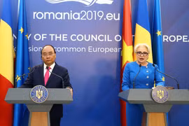 Thủ tướng Nguyễn Xuân Phúc và Thủ tướng Romania Viorica Dancila họp báo thông báo kết quả hội đàm giữa hai nước. (Ảnh: Thống Nhất –TTXVN)