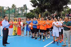 Tổng Lãnh sự Trần Thanh Huân khai mạc giải bóng đã giao hữu. (Ảnh: PV/Vietnam+)