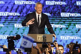 Ứng viên tranh cử Thủ tướng Israel của đảng trung dung Xanh-Trắng Benny Gantz bên những người ủng hộ sau khi kết quả tổng tuyển cử sơ bộ được công bố, tại trụ sở đảng ở Tel Avivi ngày 10/4/2019. (Ảnh: AFP/TTXVN)