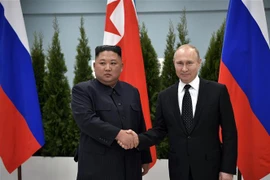 Tổng thống Nga Vladimir Putin (phải) trong cuộc gặp nhà lãnh đạo Triều Tiên Kim Jong-un tại Trường Đại học Liên bang Viễn Đông ở đảo Rusky thuộc Vladivostok ngày 25/4/2019. (Ảnh: AFP/TTXVN)