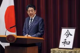 Thủ tướng Nhật Bản Shinzo Abe giải thích niên hiệu mới. (Nguồn: AP)